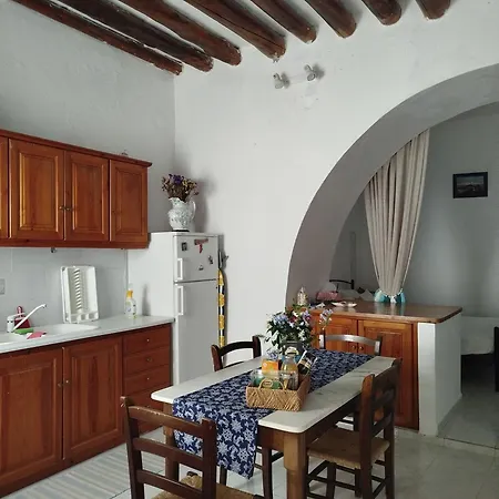 Almyra Traditional * Ándros